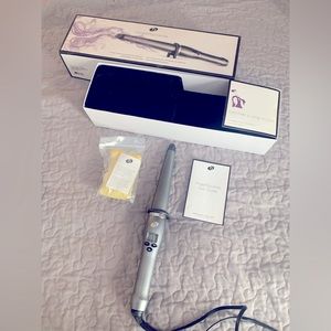 New. T3  SINGLEPASS WHIRL Hair Styling Wand  1.25" Model 73580